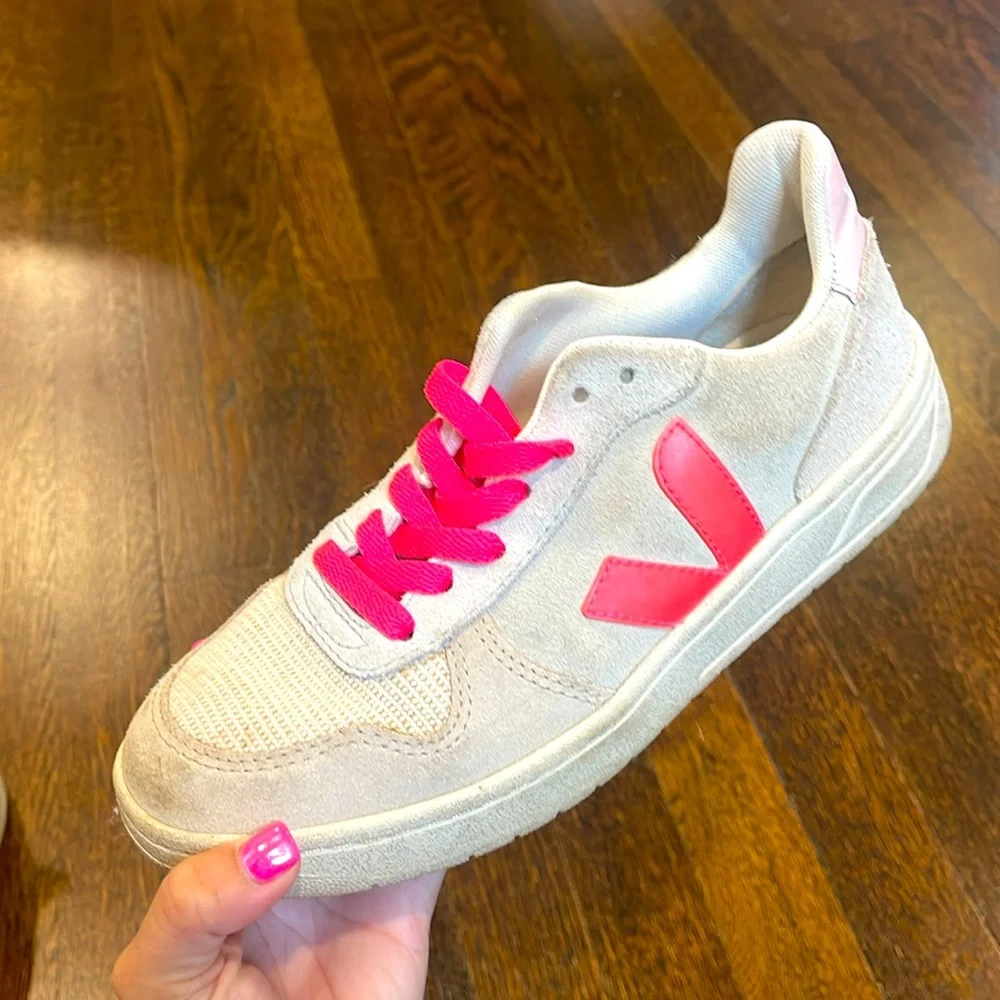 Veja Sneakers & Extra Laces - Picture 2 of 2